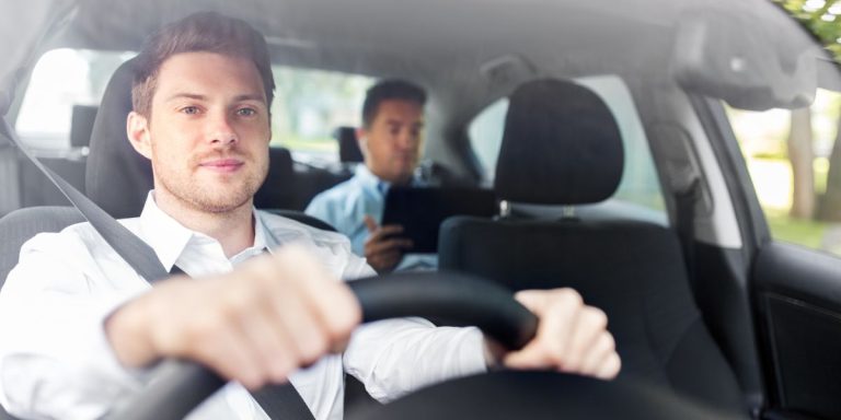 Chauffeur privé et transferts aéroport : voyager sans stress